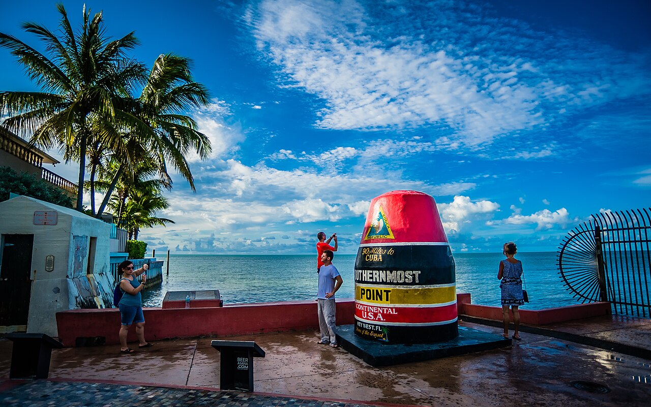 Với vị trí là điểm cực Nam của Hoa Kỳ, Key West hứa hẹn mang đến cho bạn những khoảnh khắc đáng nhớ và đầy trải nghiệm. Xem hình ảnh về điểm cực Nam này để cảm nhận không khí và phong cảnh đặc trưng của khu vực này.