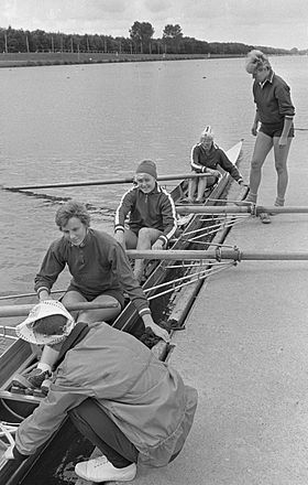 נשים סובייטיות שחתרו השתלשלו ארבע EC 1966.jpg