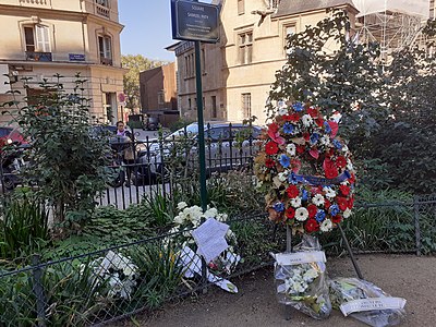 En arrière-plan, la rue Du Sommerard, qui donne accès au boulevard Saint-Michel dont on aperçoit les arbres au fond de la photographie.