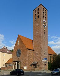 Kirchenschiff mit Glockenturm