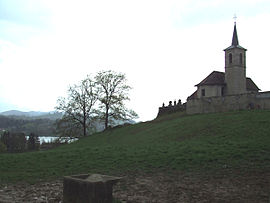Изглед към църквата Saint-Alban-de-Montbel до Lac d'Aiguebelette