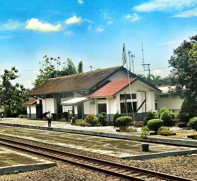 File:Stasiun Karangsari 2019.jpg