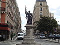 Statue de Jeanne d'Arc au début de la rue au croisement avec le boulevard Saint-Marcel.