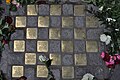 Links des Rathausportals eingelassene Stolpersteine für die ermordeten Mitglieder der Hamburgischen Bürgerschaft.