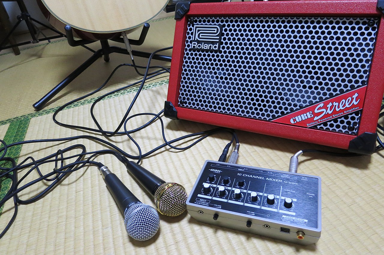 Roland Cube Street amp & Edirol M-10MX mixer.jpg - Wikimedia 