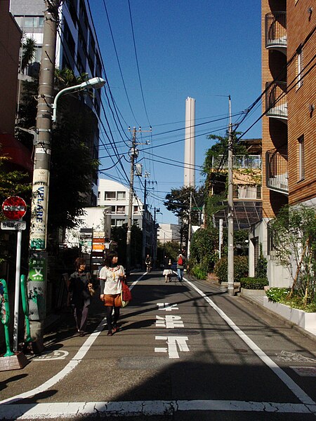 File:Streetdaikanyama.JPG