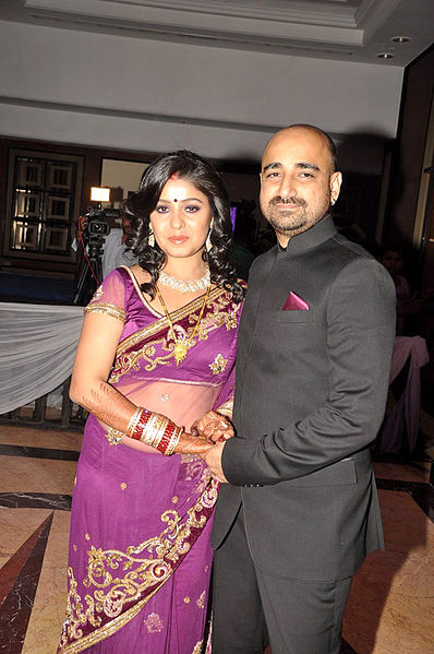 File:Sunidhi Chauhan at her wedding reception at Taj Lands End (33).jpg