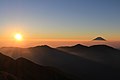 聖岳から望む日の出と富士山