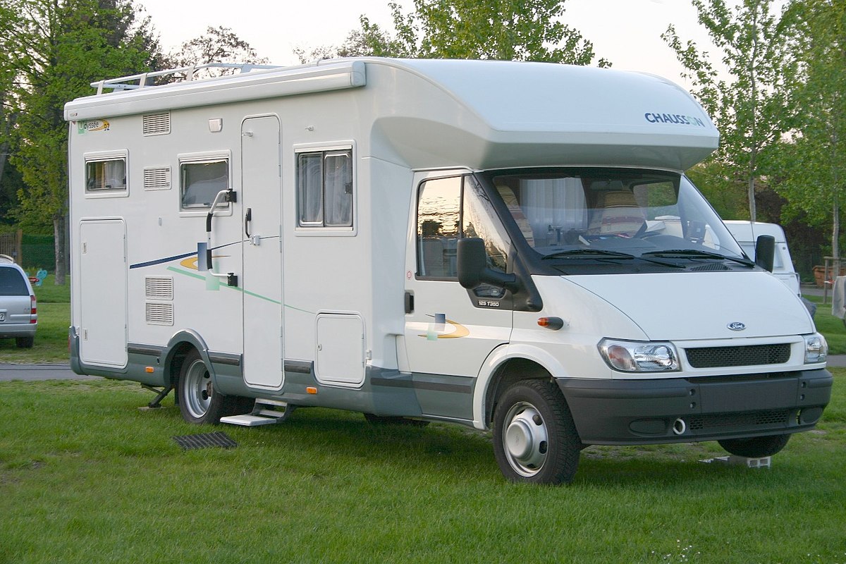 Camping-car, Véhicule Récréatif Extérieur Et Poubelle À L'entrée