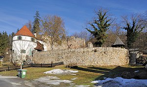 The ruin in January 2011. On the left you can see the round tower that was converted into a summer apartment in 1996