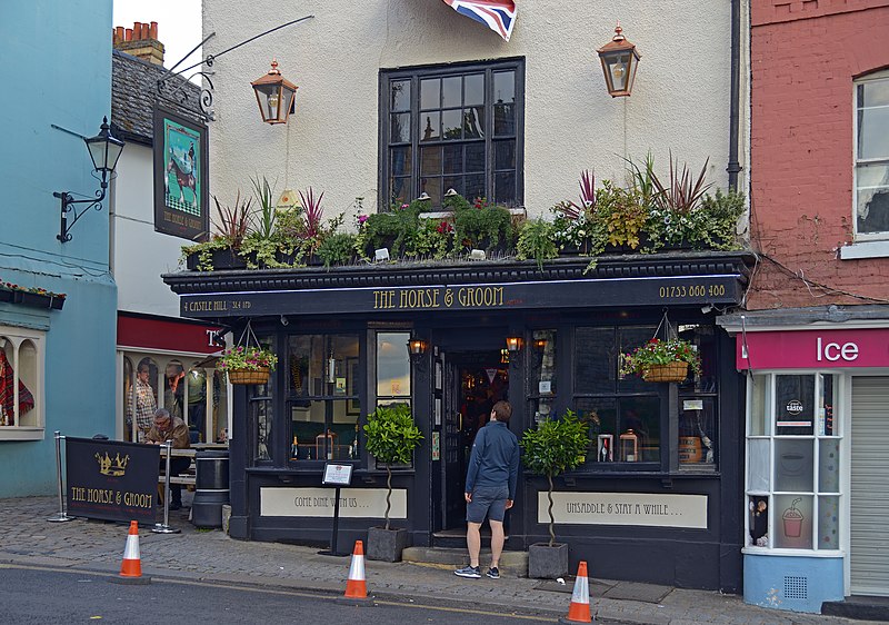 File:The Horse and Groom Pub. Windsor, UK.jpg