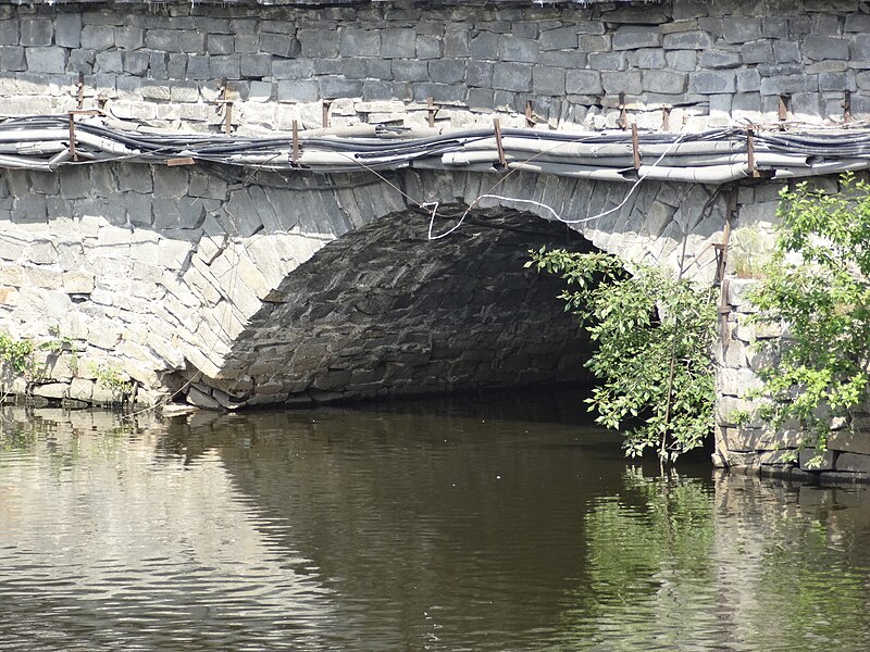 File:The stone bridge along Malysheva Street 005.jpg