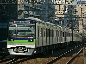 京王新線を走る都営10-300形電車 （2013年9月 笹塚駅）
