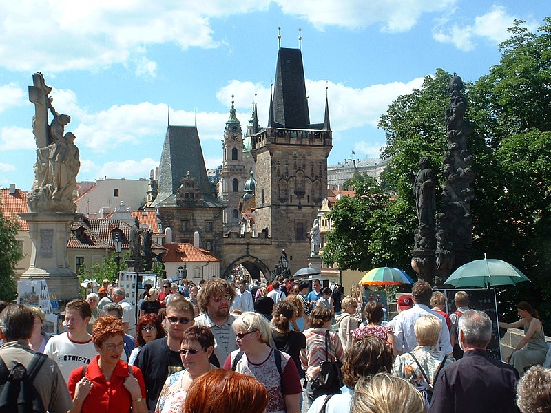 File:Touristenmassen auf der Karlsbrücke.jpg