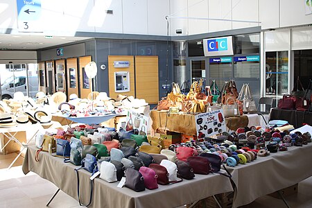 Tours - Halles de Tours - Avril 2019 - étals de ceintures, sacs et chapeaux