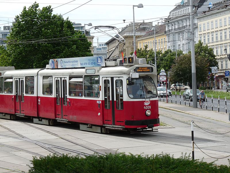 File:Tramlijn 1 bij Karlplatz 2016.jpg