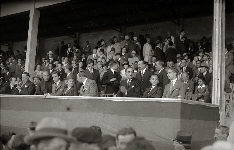 File:Tribuna de un campo de fútbol donde se encuentran los infantes Don Juan y Don Gonzalo (1 de 1) - Fondo Car-Kutxa Fototeka.jpg