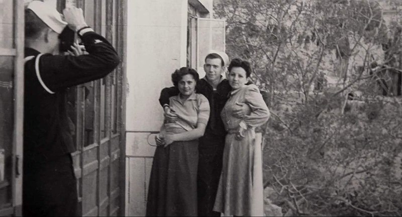 File:Two young American sailors taking a photo with Neapolitan "signorine" (prostitutes) - Naples, Italy, 1945.jpg