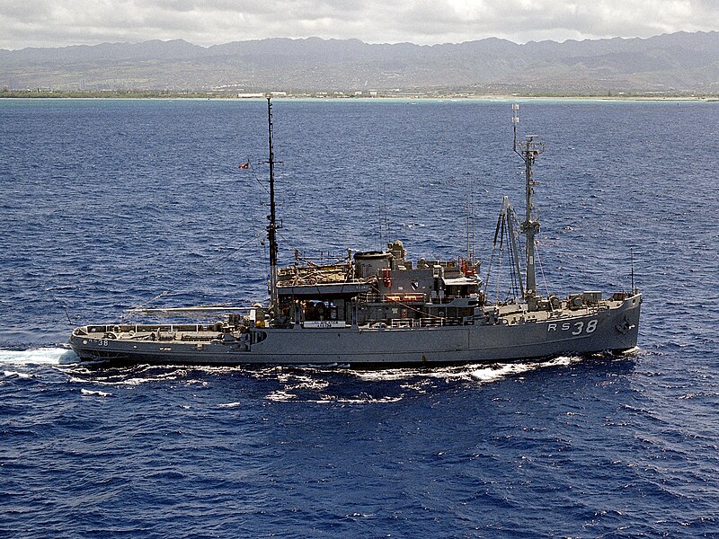 File:USS Bolster (ARS-38) underway on 1 June 1974 (6403812).jpg