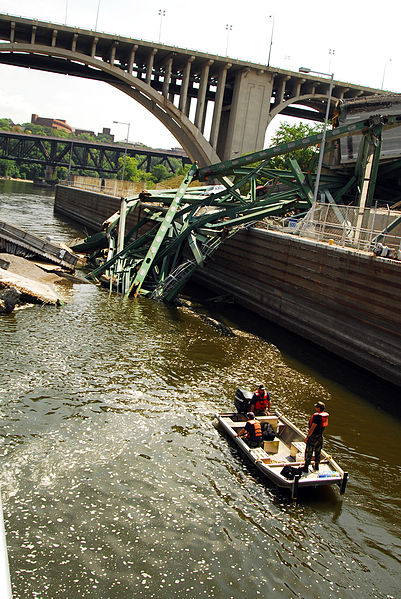 File:US Navy 070807-N-4515N-192 Navy divers from Mobile Diving and Salvage Unit (MDSU) 2 from Naval Amphibious Base Little Creek, Va., survey and assess the wreckage of the I-35 Bridge.jpg