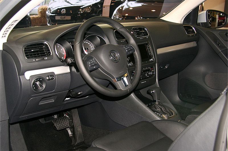 File:VW Golf VI TSI am 2008-10-11 (Cockpit).jpg