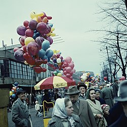 Väkijoukkoa vappuna Lasipalatsin edustalla Helsingissä vuonna 1960.