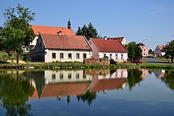 Domy mezi kostelem a rybníkem