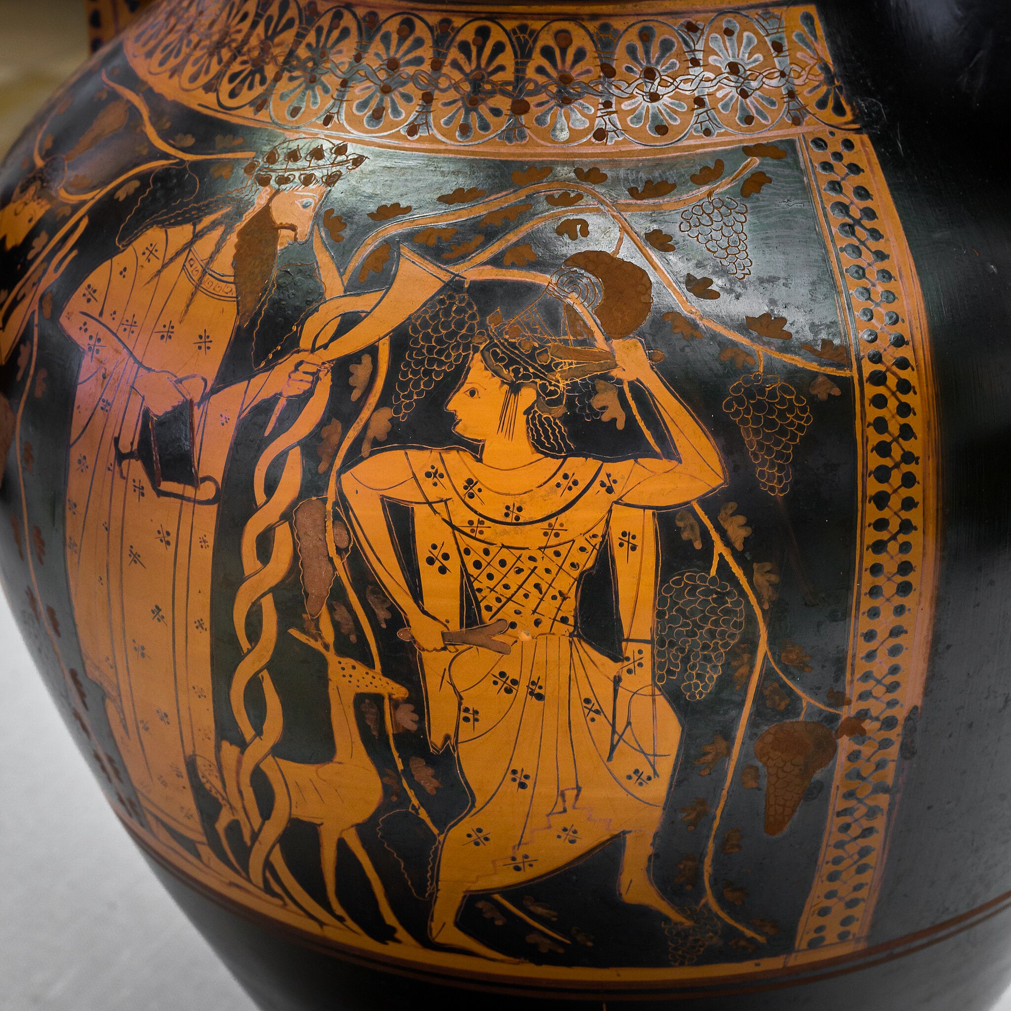 File:Very early red figure pot ARV 11 1 Dionysos with maenads 