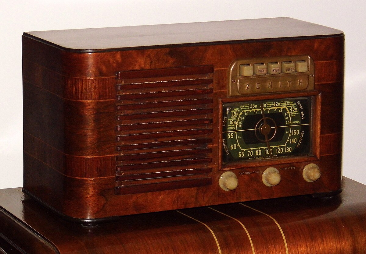 File:Vintage Zenith Table Radio, Model 6S527, Broadcast and Short 
