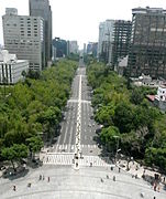 Vista del paseo de la Reforma de poniente a oriente desde lo alto del Monumento a la Independencia en 2010.