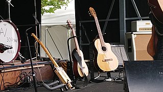 Ses guitares électroacoustiques prêtes pour le concert.