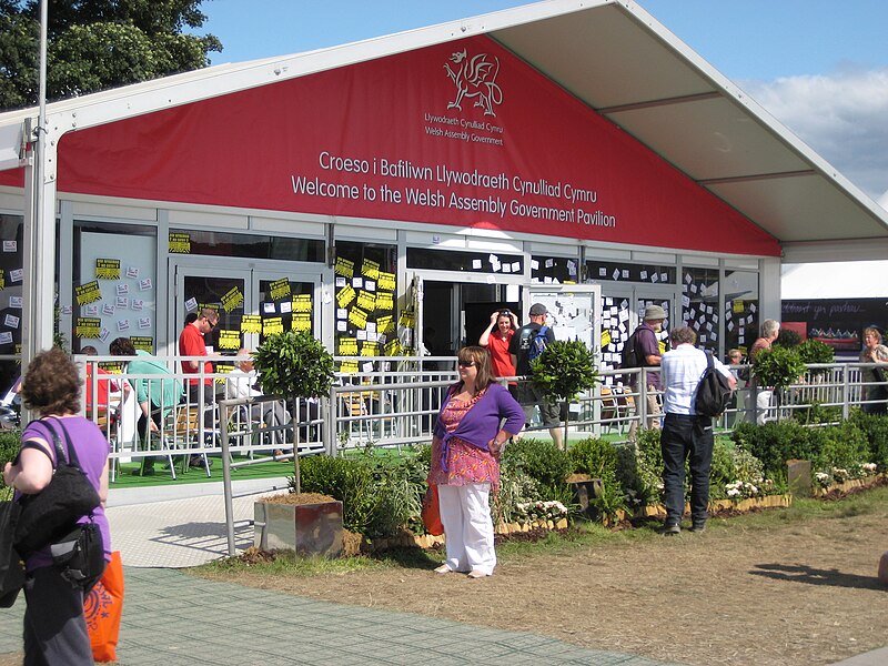 File:WAG at the 2009 Eisteddfod.jpg