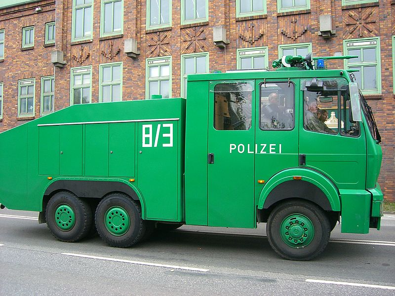 File:Wasserwerfer der Polizei.jpg