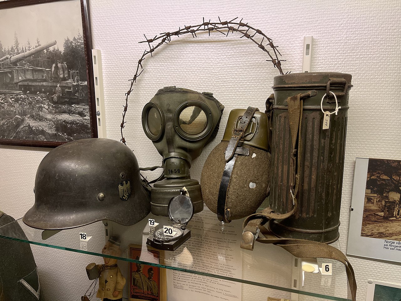 File:Wehrmacht Heer (WW2 German Army) Stahlhelm (helmet) Gasmaske Büchse-Trommel-Dose-Behälter (gas canister) Feldflasche (canteen bottle) Bakelit Marschkompass (compass) etc. Hjemmefrontmuseet Rakkestad war museum Norway 2021 02.jpg Wikimedia ...