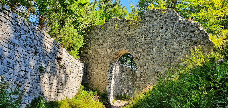 File:Werdenfels Castle Entrance.jpg