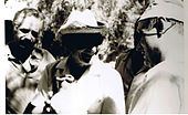 Φωτογραφία των αρχών της δεκαετίας του ’70, από την συνάντηση των αρχαιολόγων Βασίλη Τζαφέρη και Αβραάμ Μπιράν (Avraham Biran) με τον Μοσέ Νταγιάν.