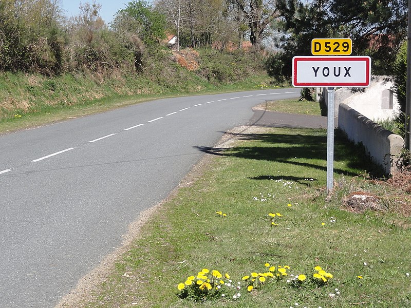 File:Youx (Puy-de-Dôme) panneau entrée du bourg.JPG