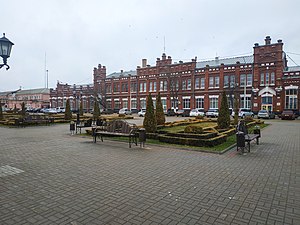 Привокзальная площадь и здание вокзала