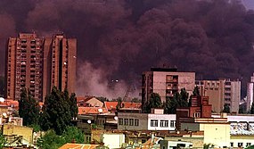 Kouř z bombardované rafinérie ve městě Novi Sad