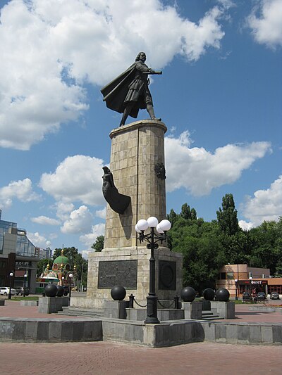 Памятник первому и девятому. Обелиск Петру 1 в Липецке. Памятник Петру i Липецк.