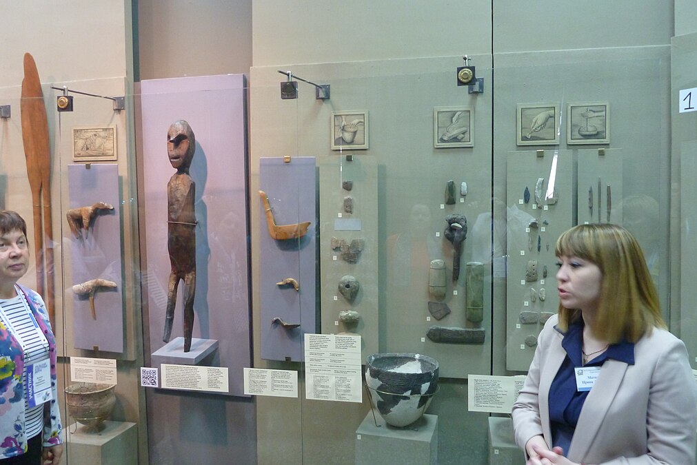 Стенд первобытных древностей в музее Нижнего Тагила