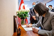 The President of Taiwan, Tsai Ing-wen, went to the Turkish Trade Office in Taiwan to mourn the victims of the earthquake