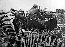 Machine gunner and rifleman in firing position in a Belgian trench on the Yser front. 03 Mitrailleur et fusilier - Front de l'Yser - 14-18.jpg