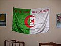 Le drapeau algérien ne comporte pas des inscriptions, donc ce drapeau n'est pas un drapeau algérien, c'est un drapeau marsien