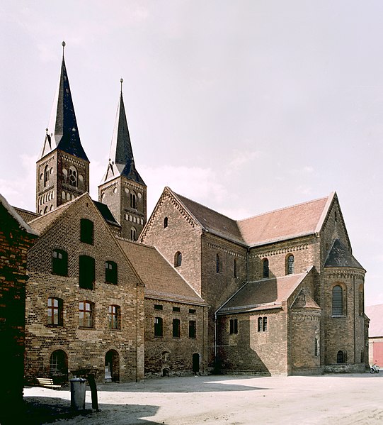 File:19860718430NR Jerichow Prämonstratenserkloster Kirche.jpg