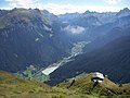 Partenen von der Versettlabahn über das Ausgleichsbecken Rifa des Rifawerks taleinwärts, über dem Ort glänzt der Kopssee, rechts die Vallüla, links Tavamunter Augstenberg/Versalspitze