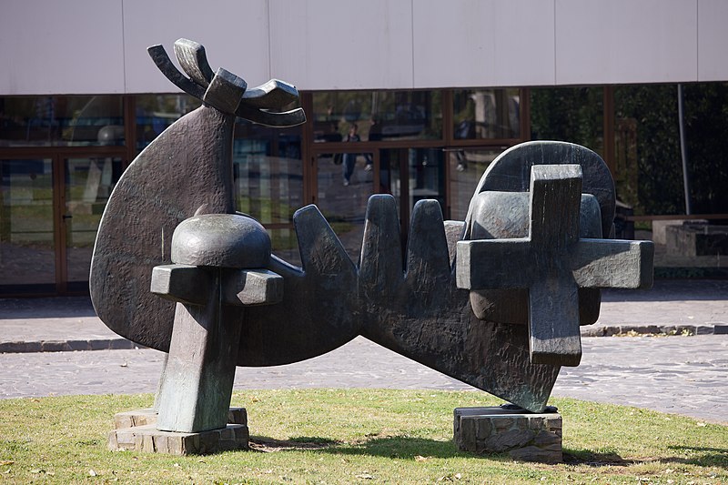 File:2011-05-21. Santiago de Compostela-Escultura fronte á Facultade de Filosofía.jpg