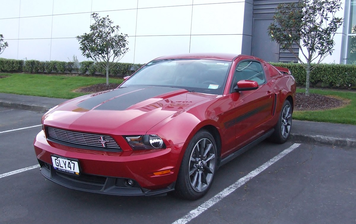 Ford Mustang 2010 с пламенем