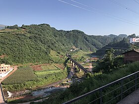 成昆铁路乐武展线，尼波站至红峰站站间距有7千米，而高差有142米，为克服此高差，最终选定使用两个隧道套线（灯泡线）集中迂回[7]:557