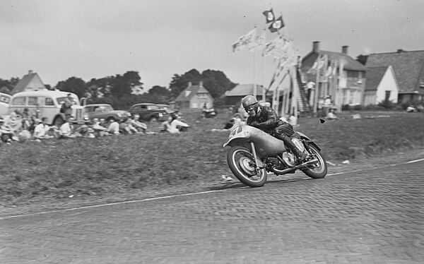 Lorenzetti en route to victory at the 1953 350cc Dutch TT.